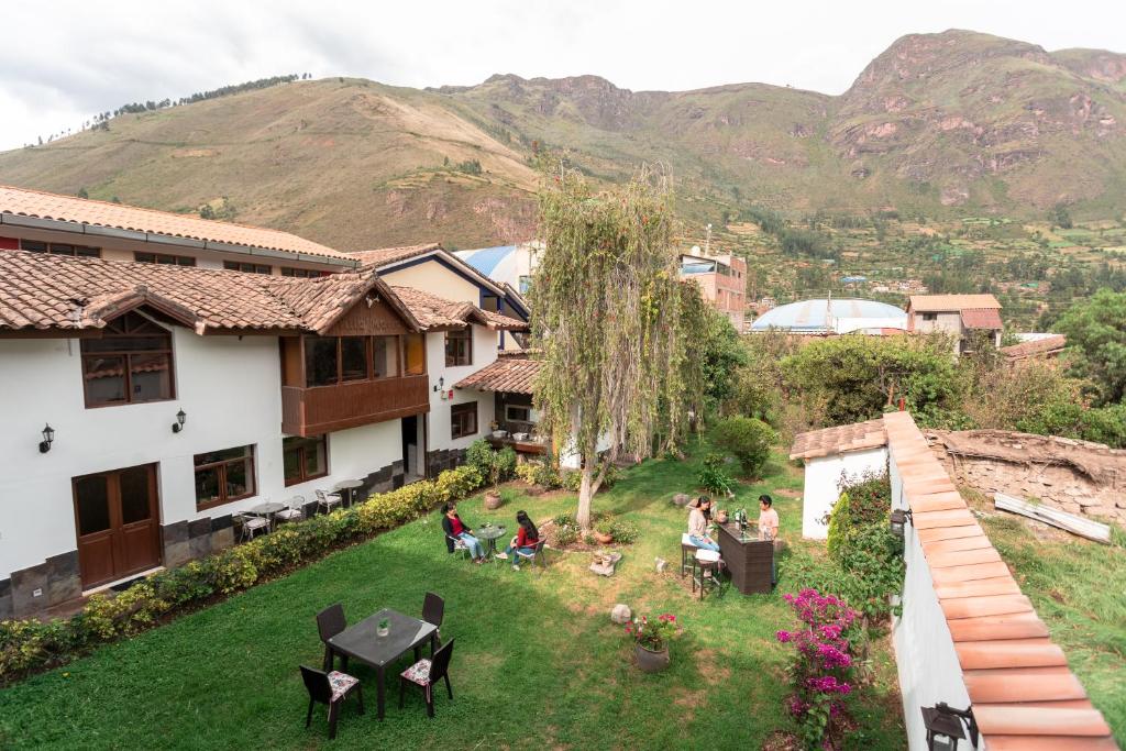 un groupe de personnes assises dans la cour d'une maison dans l'établissement Indavesa Valle Sagrado Collection, à Calca