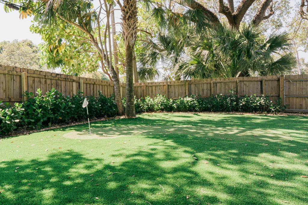 een golfbaan in een tuin met een hek bij Garden View - Elite Staycation in Fort Lauderdale