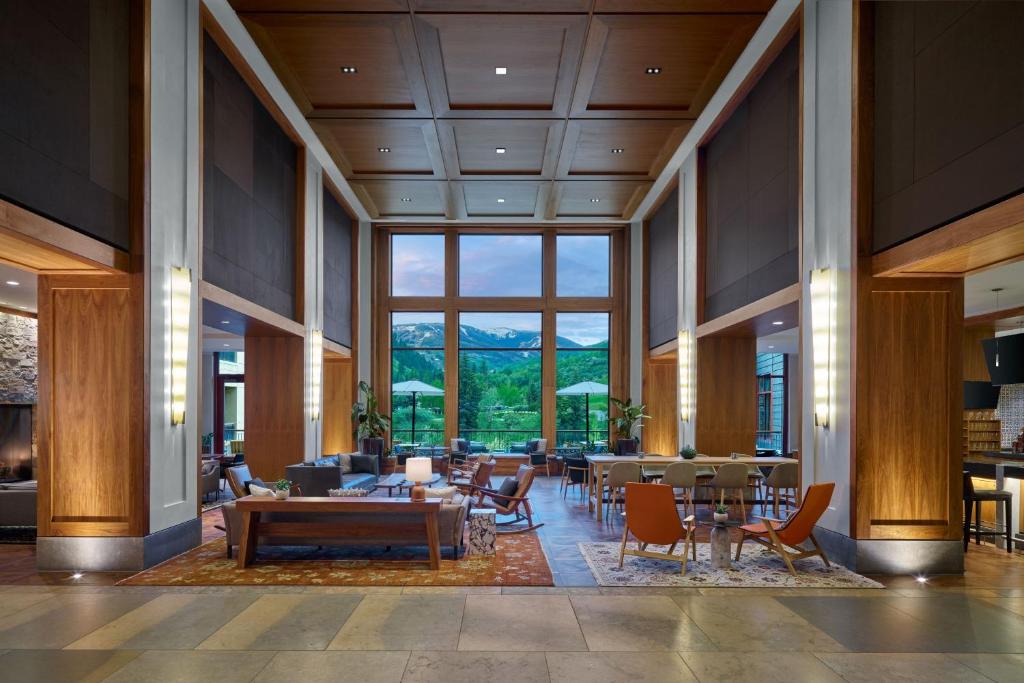 Posezení v ubytování The Westin Riverfront Mountain Villas, Beaver Creek Mountain