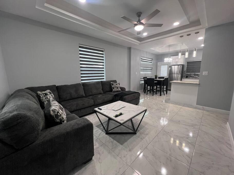 ein Wohnzimmer mit einem Sofa und einem Tisch in der Unterkunft San Juan modern Apartments in San Juan