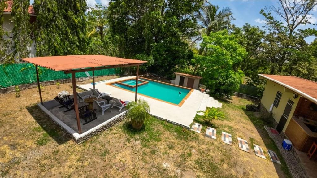 uma vista sobre um quintal com uma piscina em Villa Thais em Nueva Gorgona