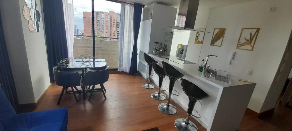 una stanza con bancone, sedie e tavolo di Wohnung Queens Deluxe a Bogotá