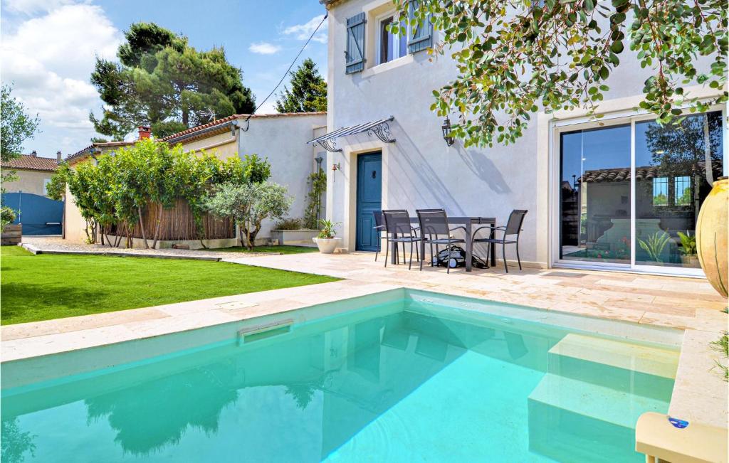 einen Pool im Hinterhof eines Hauses in der Unterkunft Nice Home In Carpentras With Wifi, Private Swimming Pool And 3 Bedrooms in Carpentras