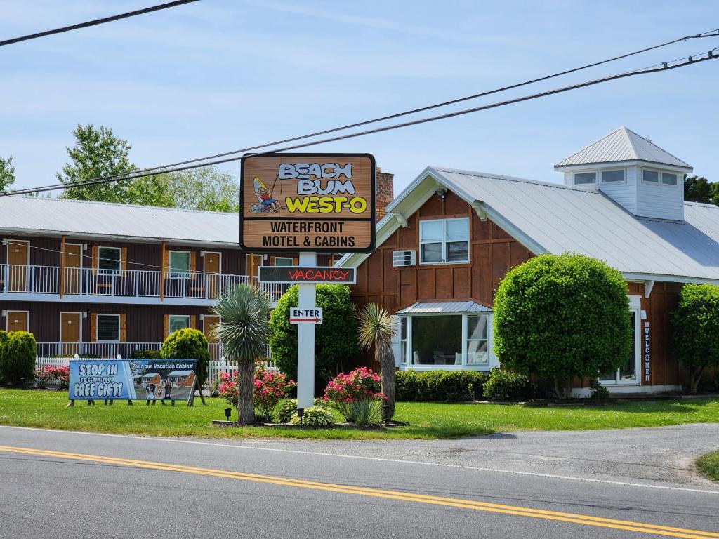 um sinal para um motel em frente a um edifício em Beach Bum West-O Motel em Ocean City