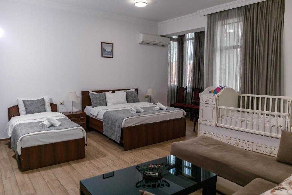 pokój z 2 łóżkami i łóżeczkiem dziecięcym w obiekcie Hotel Old Town w mieście Batumi