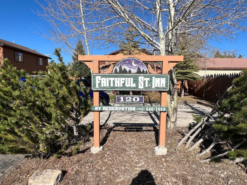 um sinal para um jardim em frente a uma casa em Faithful Street Inn em West Yellowstone