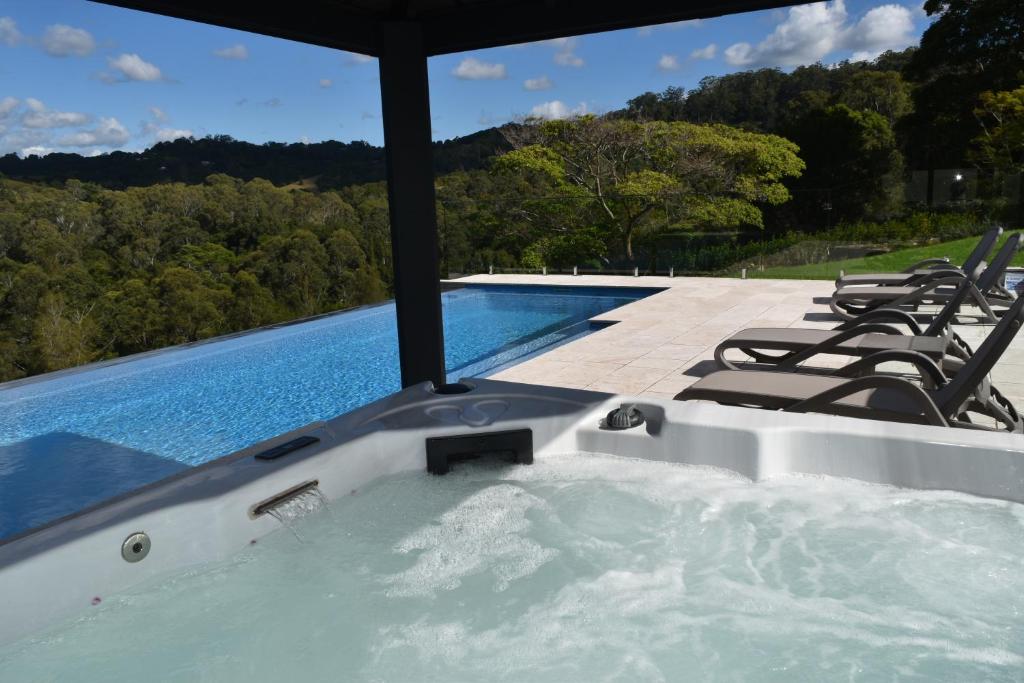 una piscina con sillas y una bañera de hidromasaje. en Mapleton Springs, en Mapleton