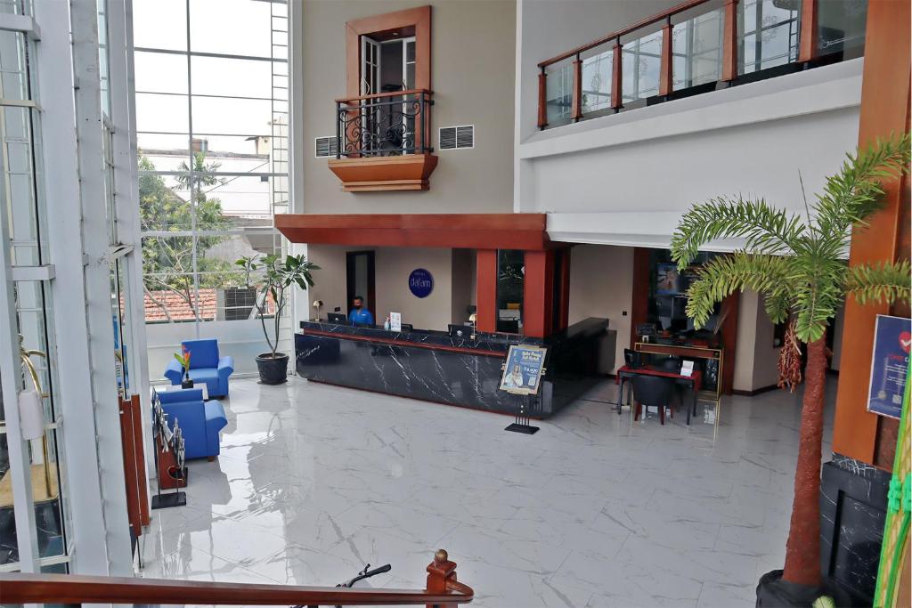 a lobby of a building with a reception desk at Hotel Dafam Semarang in Semarang
