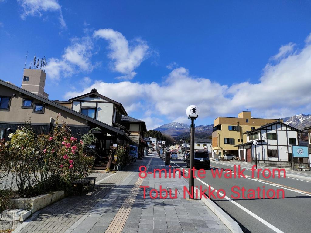 una calle con edificios y una luz de la calle a un lado de la carretera en Nikko Main Street House - Vacation STAY 04324v en Nikko