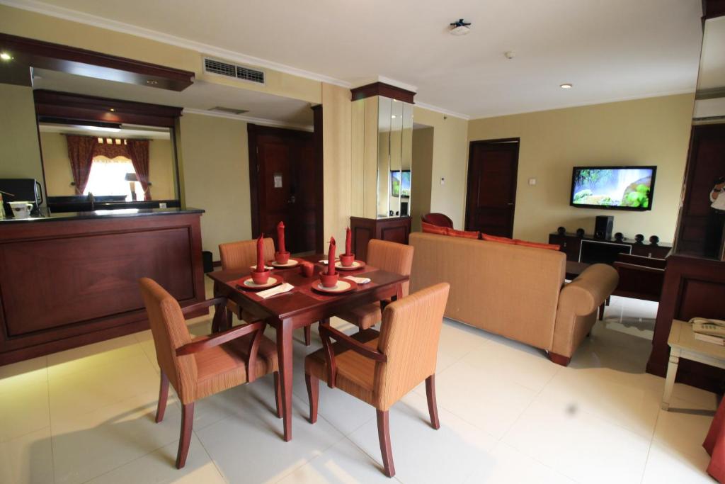 TV a/nebo společenská místnost v ubytování Hotel Dafam Semarang