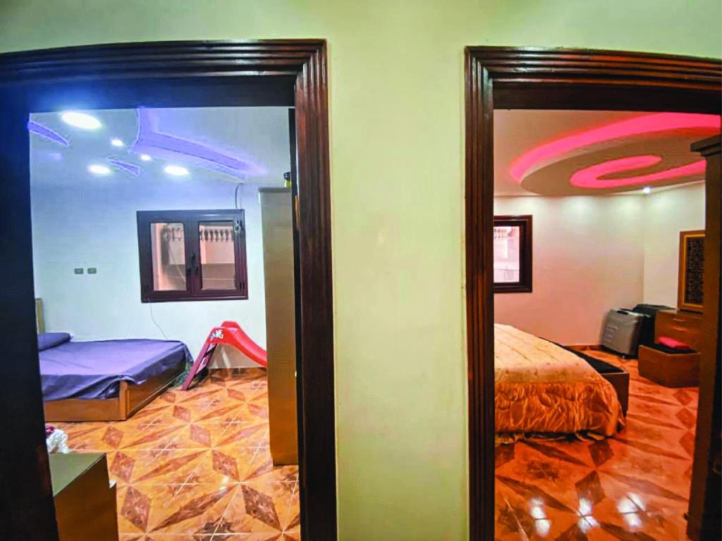 Postel nebo postele na pokoji v ubytování Pyramids Cleopatra Luxurious