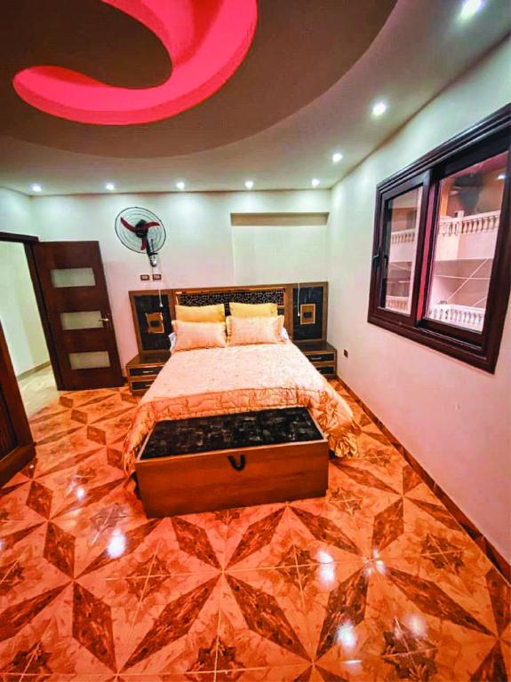Postel nebo postele na pokoji v ubytování Pyramids Cleopatra Luxurious