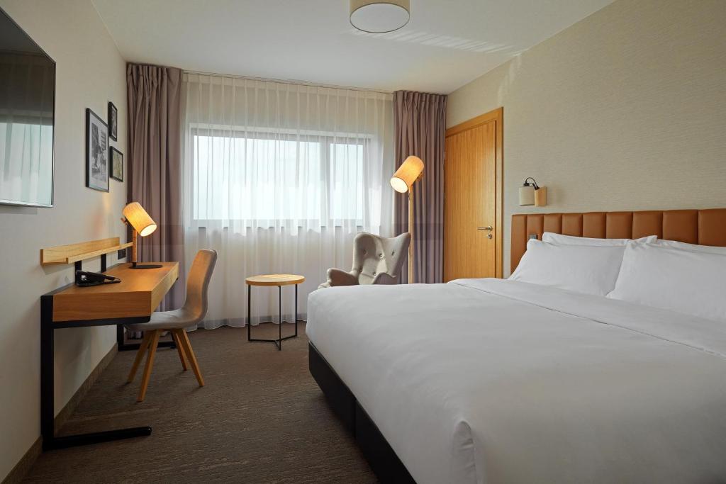 Postel nebo postele na pokoji v ubytování Four Points by Sheraton Warsaw Mokotow