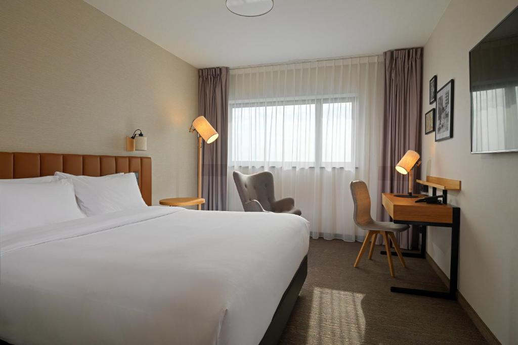 Postel nebo postele na pokoji v ubytování Four Points by Sheraton Warsaw Mokotow