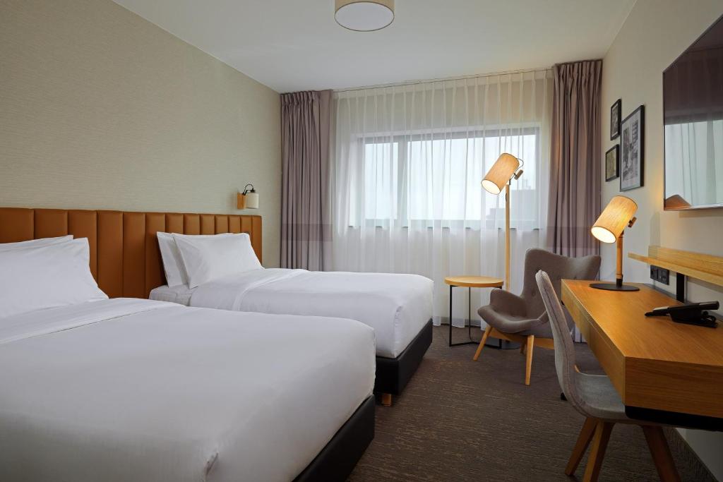 Postel nebo postele na pokoji v ubytování Four Points by Sheraton Warsaw Mokotow