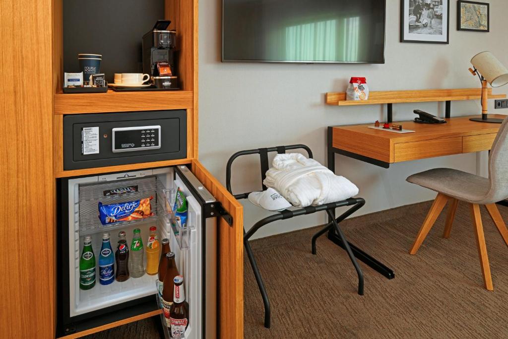 Kuchyň nebo kuchyňský kout v ubytování Four Points by Sheraton Warsaw Mokotow