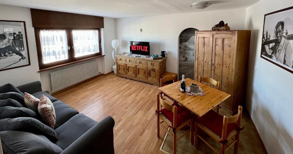 uma sala de estar com um sofá e uma mesa em B&B CHALET NICOLUSSI em Trento