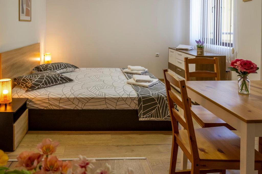 a small bedroom with a bed and a table at D'arte Studio in Balchik