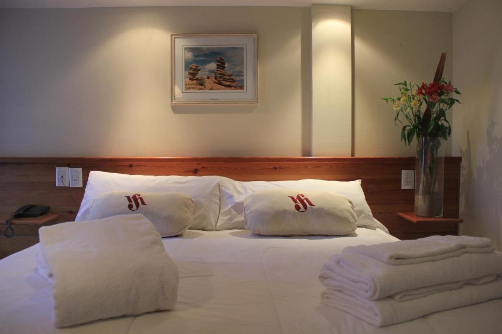 Una cama o camas en una habitación de San Martin Hotel y Spa