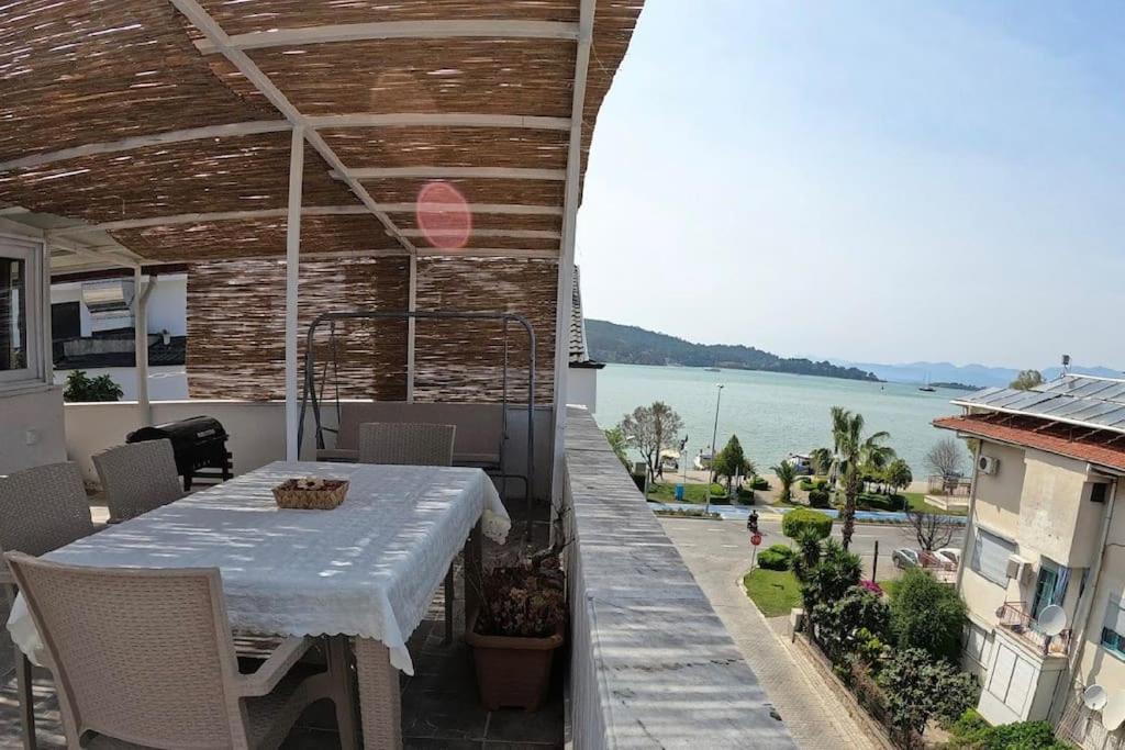 un tavolo su un balcone con vista sull'acqua di Deniz manzaralı lüks çatı katı (Loft ,penthouse) a Fethiye