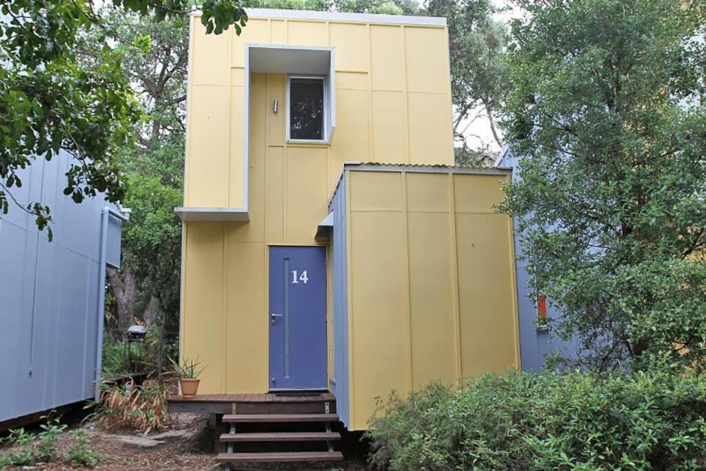 uma casa amarela e azul com uma porta azul em Sand Dweller Holiday Villa Point Lookout em Point Lookout