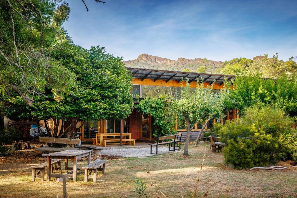 a house with a picnic table in a garden at YHA Grampians Eco, Halls Gap in Halls Gap