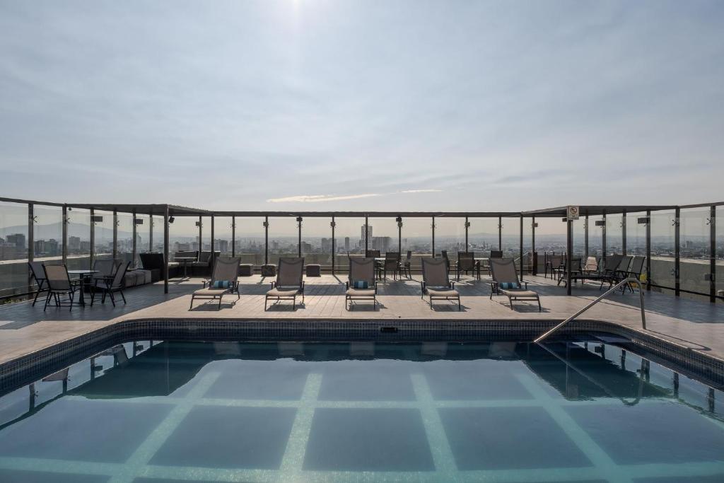 Bazén v ubytování Holiday Inn Guadalajara Select by IHG nebo v jeho okolí
