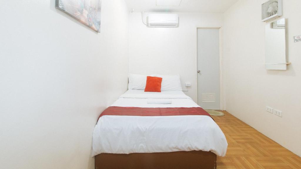 Postel nebo postele na pokoji v ubytování Nearest Hostel Pasay City by RedDoorz