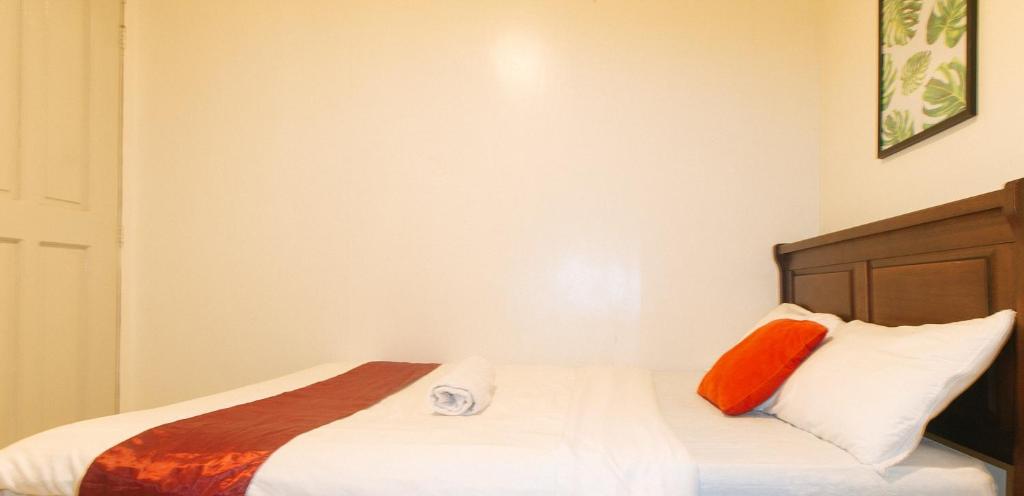 Postel nebo postele na pokoji v ubytování Nearest Hostel Pasay City by RedDoorz