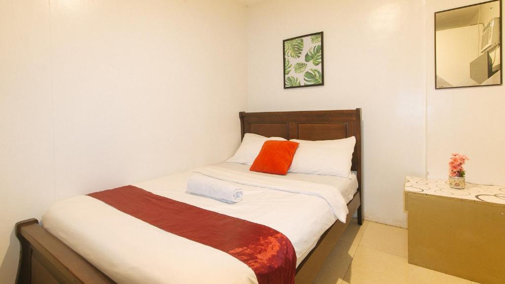 Postel nebo postele na pokoji v ubytování Nearest Hostel Pasay City by RedDoorz