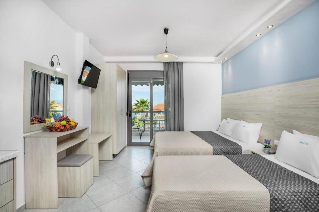 Una televisión o centro de entretenimiento en Akritas Hotel Pefkochori