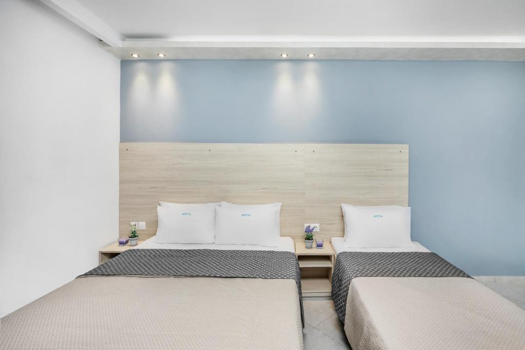 Una cama o camas en una habitación de Akritas Hotel Pefkochori