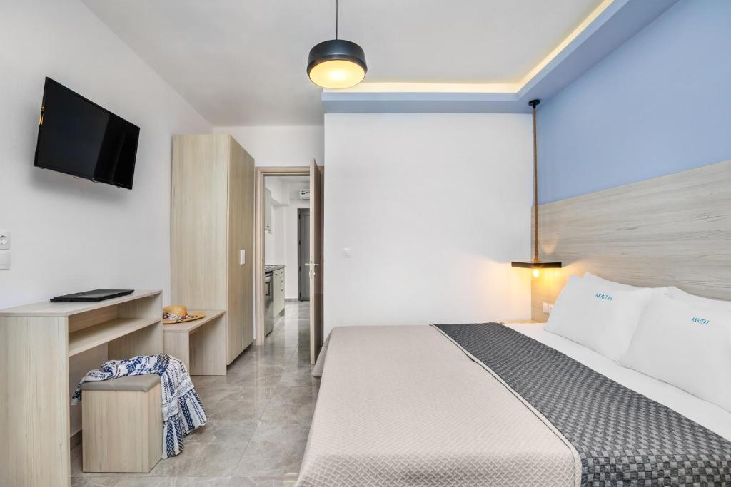 Una cama o camas en una habitación de Akritas Hotel Pefkochori