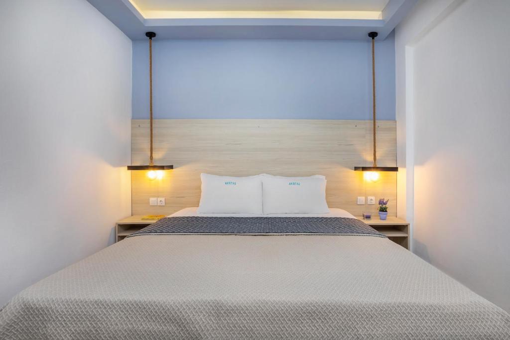 Una cama o camas en una habitación de Akritas Hotel Pefkochori