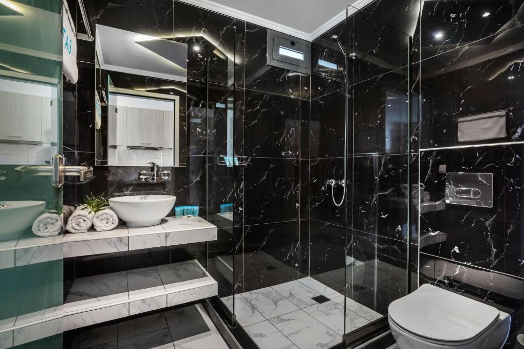 Un baño de Akritas Hotel Pefkochori