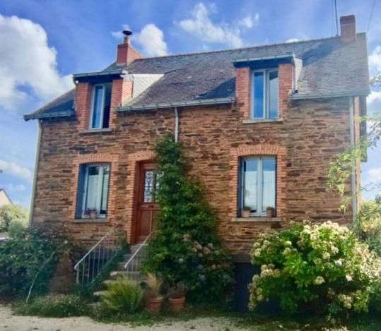une ancienne maison en briques avec un escalier en face de celle-ci dans l'établissement « Beslétoile » au cœur de la nature, à Beslé