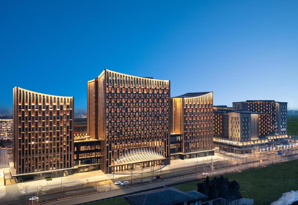 een groep hoge gebouwen in een stad bij Sofitel Xiong An in Baoding