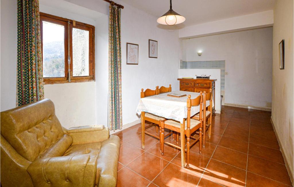 Posedenie v ubytovaní Cozy Apartment In Carcheto Brustico