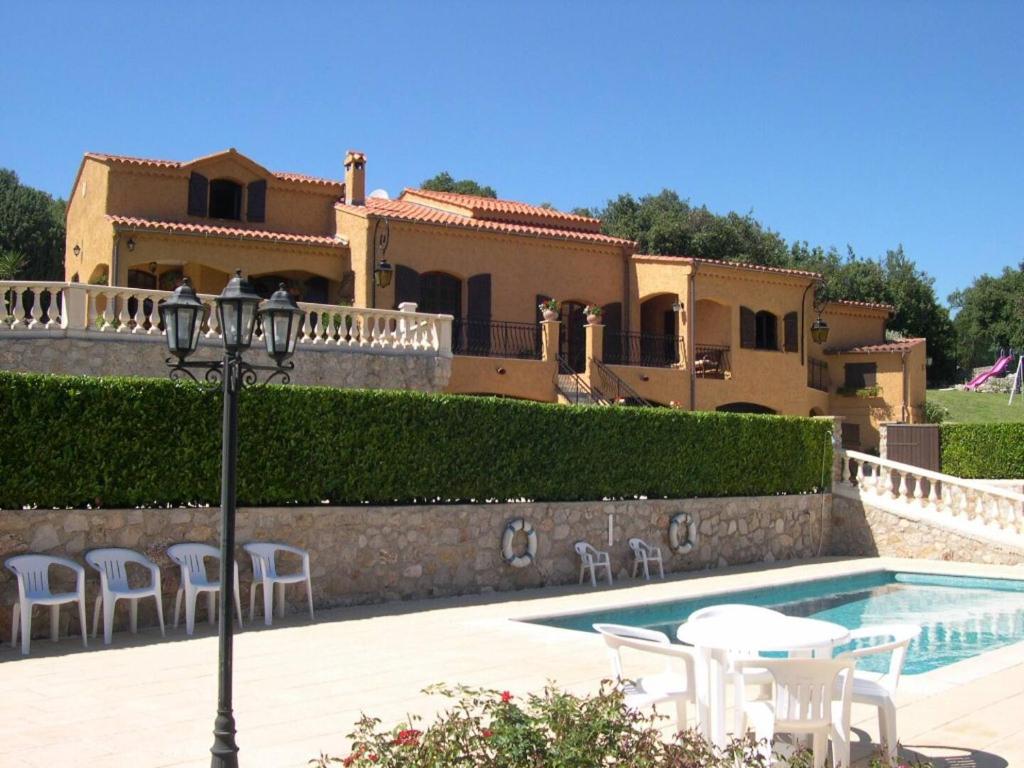uma villa com piscina em frente a uma casa em Quiet villa with swimming pool near Monaco em Peille