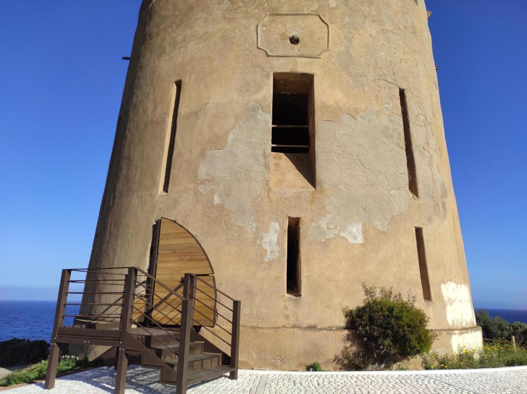 テルテニーアにあるSa Teria Village - Appartamenti -の時計塔