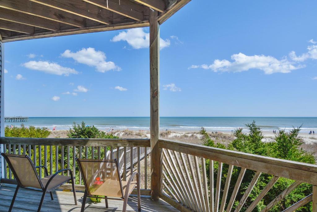 Giant Jims Beachfront Inn