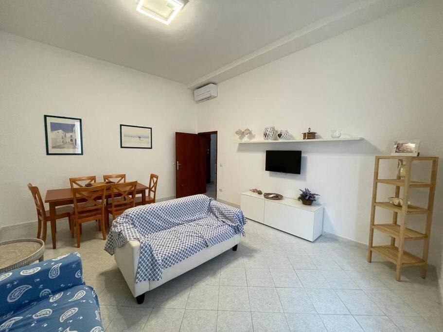 een woonkamer met een bed en een eetkamer bij Nuova ristrutturazione a due passi dal Mare in Castiglione della Pescaia