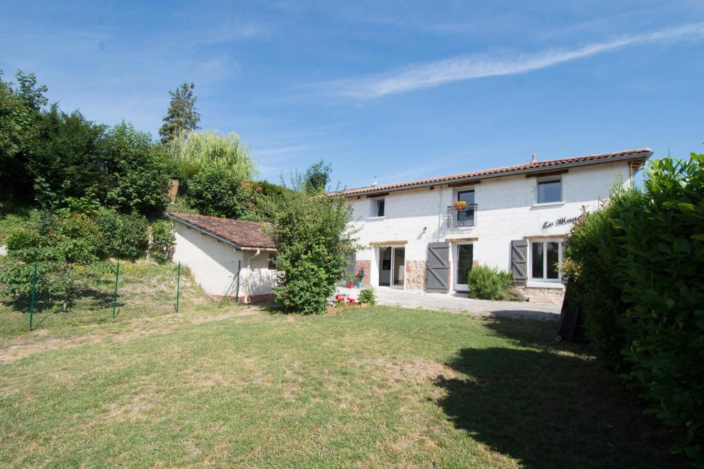 une maison blanche avec une cour devant elle dans l'établissement GITE LA BLANCHE LONGERE, à Compertrix