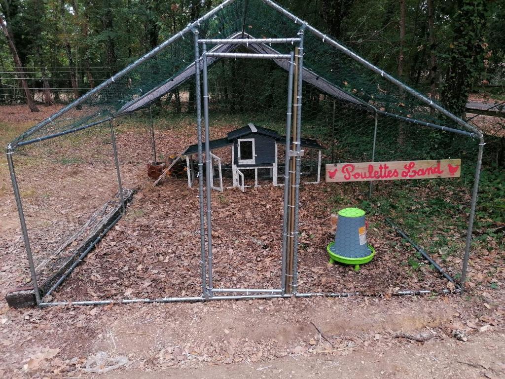 Vonkajšia záhrada v ubytovaní Emplacement tente camping car