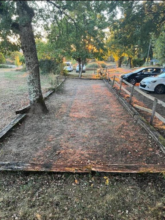 Vonkajšia záhrada v ubytovaní Emplacement tente camping car