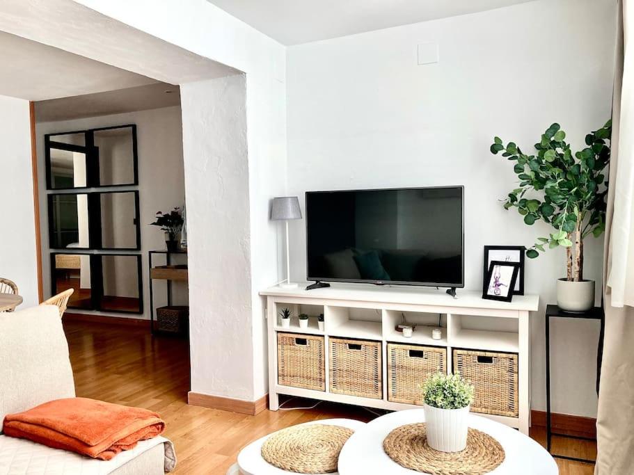 Televízia a/alebo spoločenská miestnosť v ubytovaní Papallona Cádiz Apartment Grupo AC Gestion