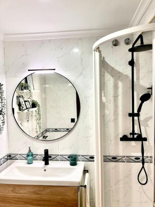 Kúpeľňa v ubytovaní Papallona Cádiz Apartment Grupo AC Gestion