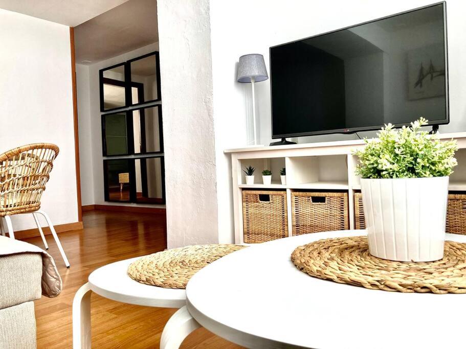 Televízia a/alebo spoločenská miestnosť v ubytovaní Papallona Cádiz Apartment Grupo AC Gestion