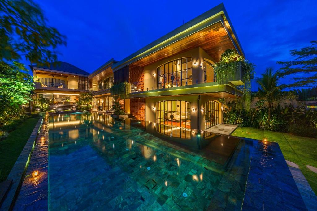 La Bohême Mansion: Unreal 8BR Mansion w/ 25m Pool, Gym, Home Cinema, Munggu – Updated 2024 Prices