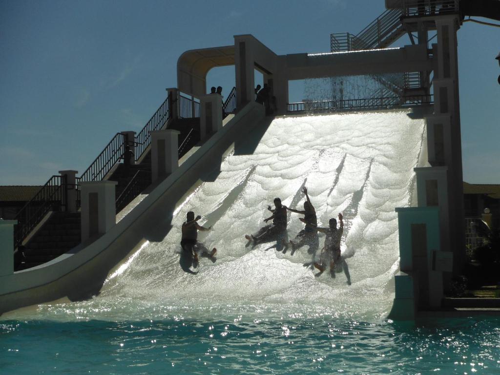 un grupo de personas saltando de un tobogán de agua en Lacqua Diroma Caldas Novas, en Caldas Novas